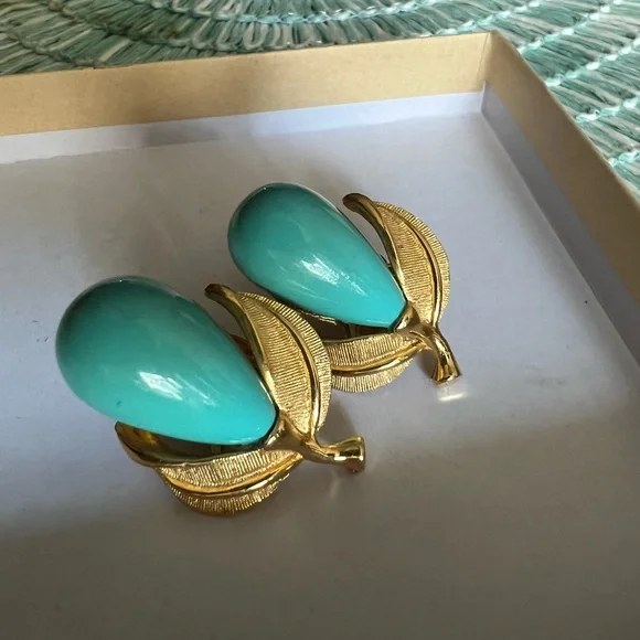 Vintage Pend Clip on Earrings / Pear Shape -Turquoise and Gold Tone! - Picture 16 of 16
